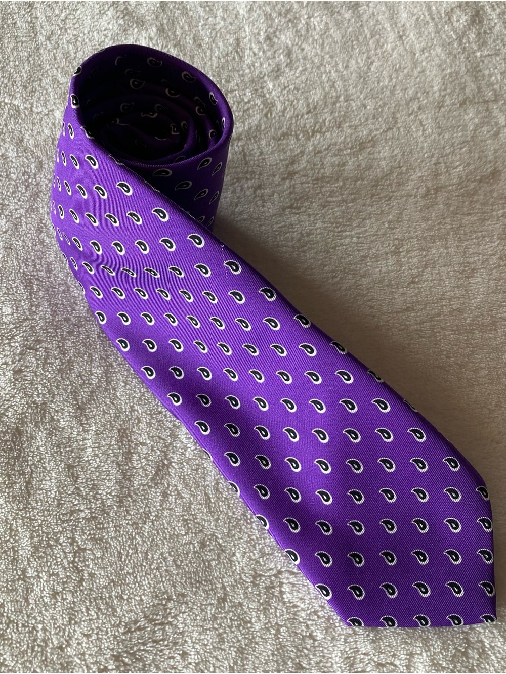 Polo Ralph Lauren Mens 100% Silk Necktie Purple/black &white paisley. 68in. Long